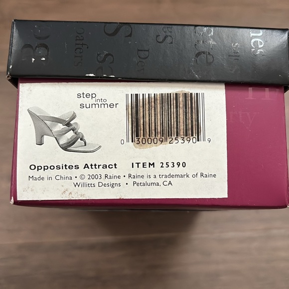 Just the Right Shoe by Raine - “Opposites Attract”. Item no 25390 - Picture 8 of 9